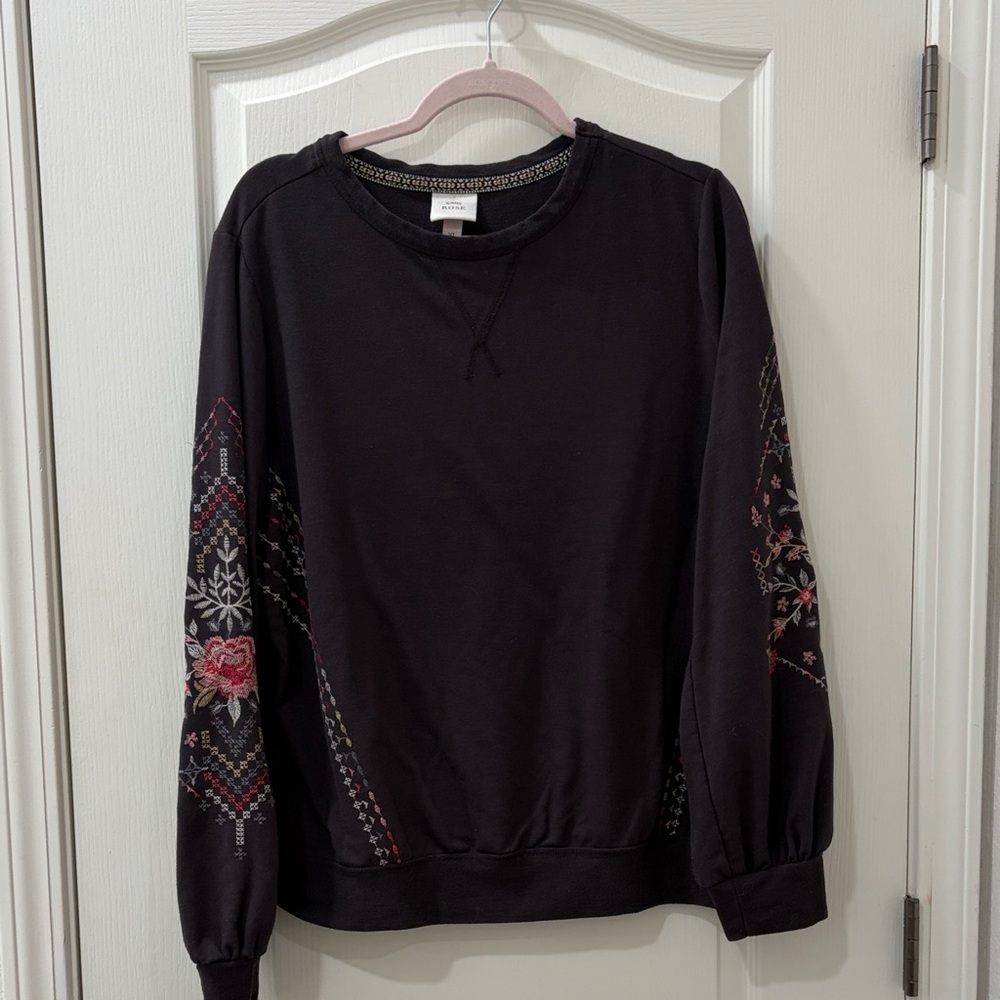 Knox Rose Black Crewneck with Embroidered Floral Sleeves sz Xl